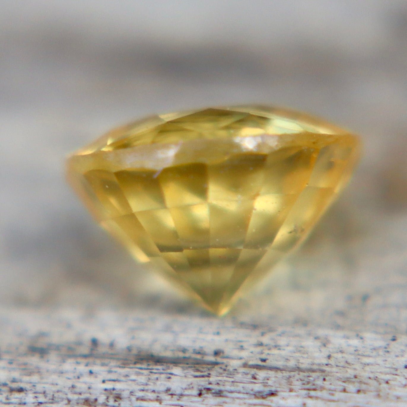 0.98 Carat Natural Yellow Sapphire | VVS Clarity | Round Cut | Ceylon Origin - Sapphirepal