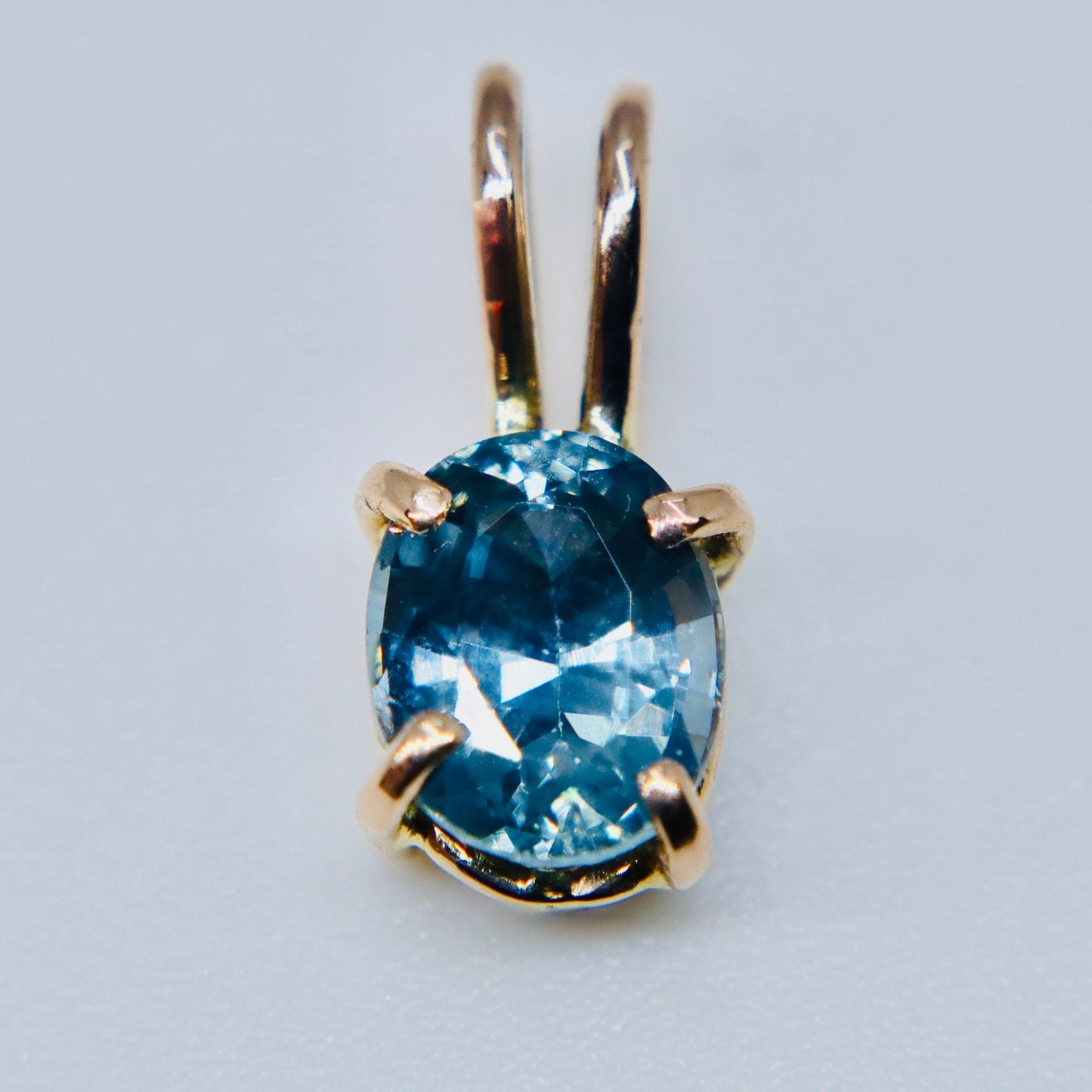 18k Yellow Gold Pendant with Natural Blue Sapphire — 1.10ct (Ceylon, Unheated, VVS) - Sapphirepal
