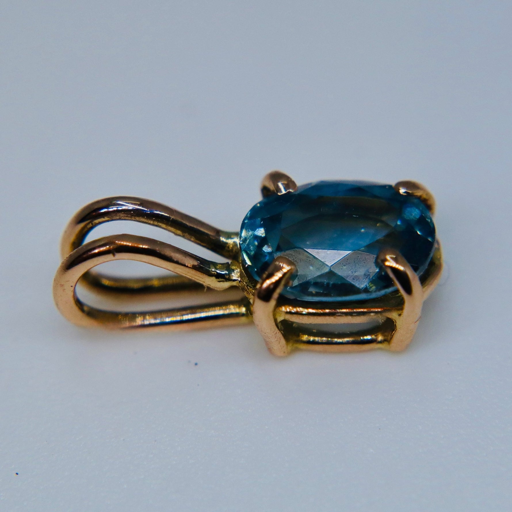 18k Yellow Gold Pendant with Natural Blue Sapphire — 1.10ct (Ceylon, Unheated, VVS) - Sapphirepal