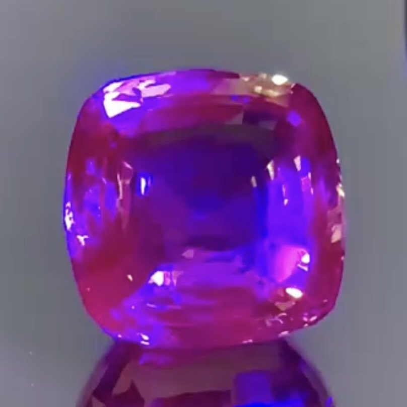 25.06 ct Natural Color - Change Alexandrite Cushion Cut (17.65 × 16.66 mm) | VVS - Sapphirepal