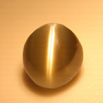 Close-up of the light band across a natural oval alexandrite cat’s eye.