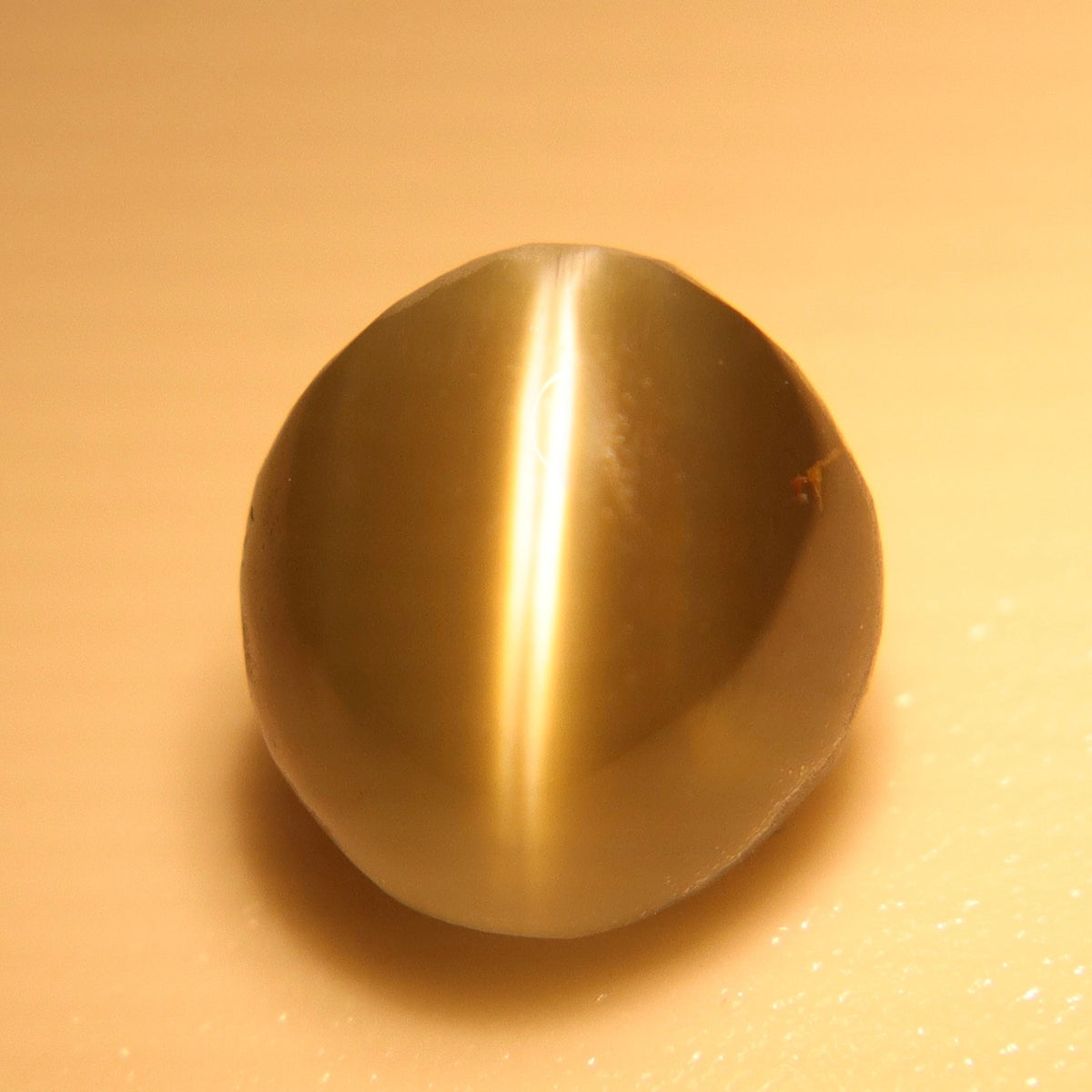 Close-up of the light band across a natural oval alexandrite cat’s eye.