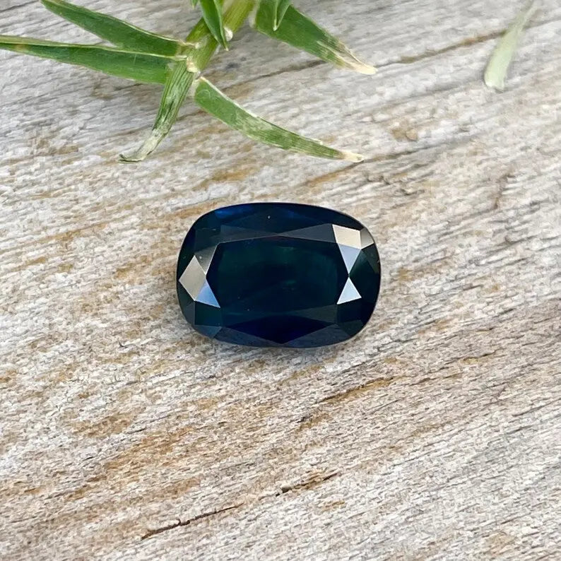 Natural Deep Blue Green Sapphire gems-756e