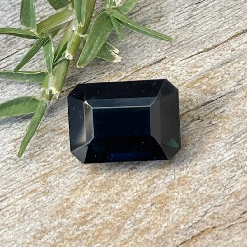 Natural Deep Blue Sapphire gems-756e