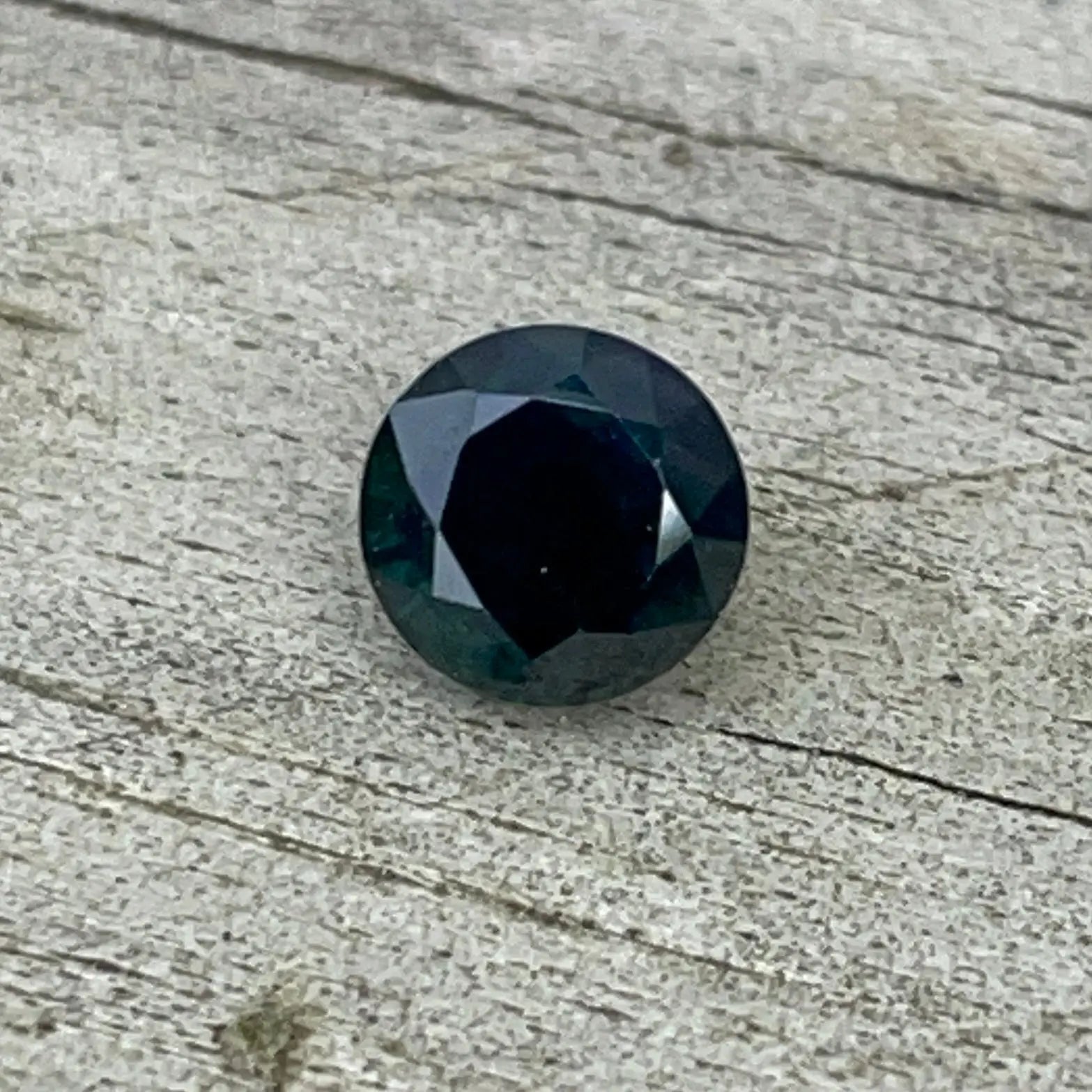 Natural Deep Green Sapphire gems-756e