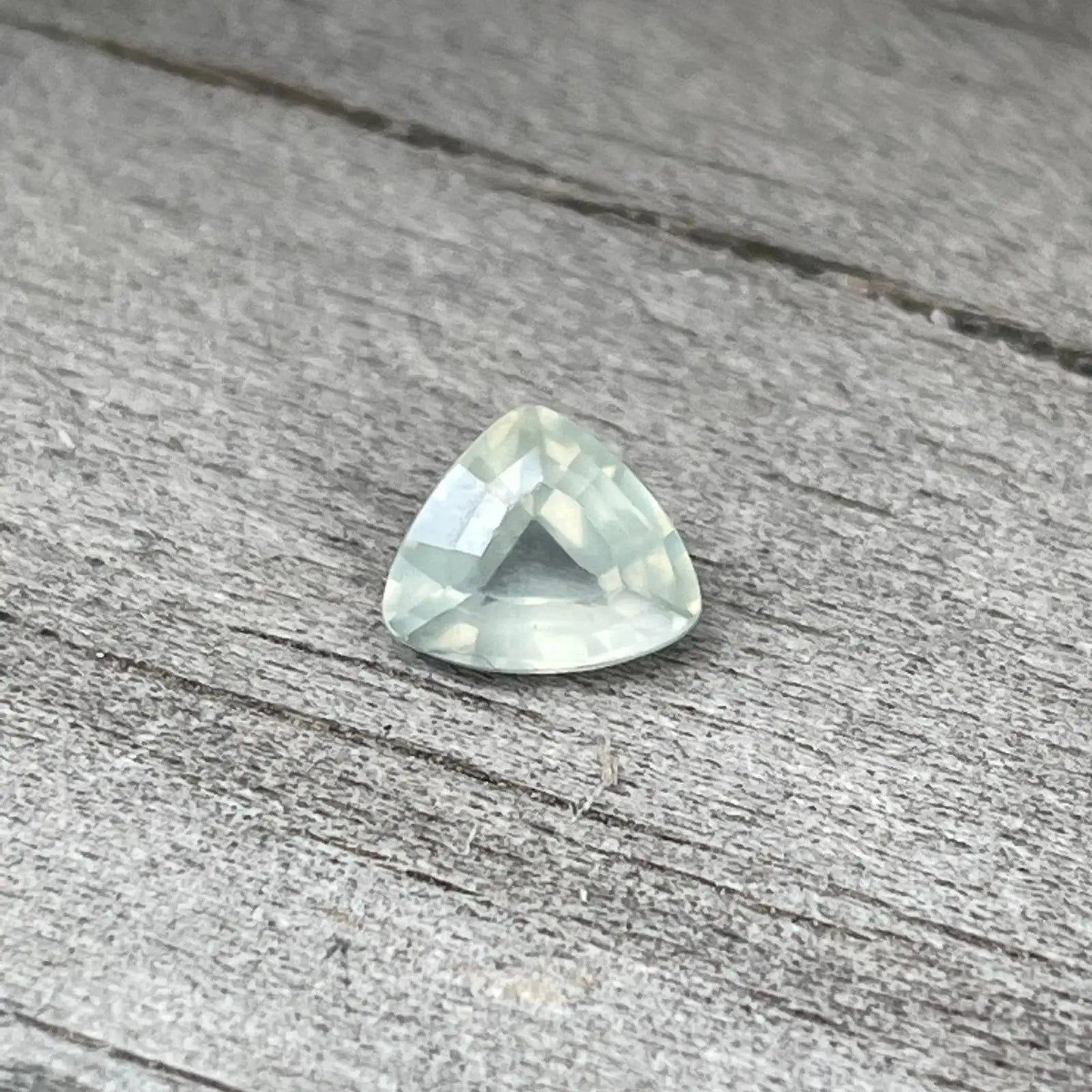 Natural Greenish Yellow Sapphire gems-756e