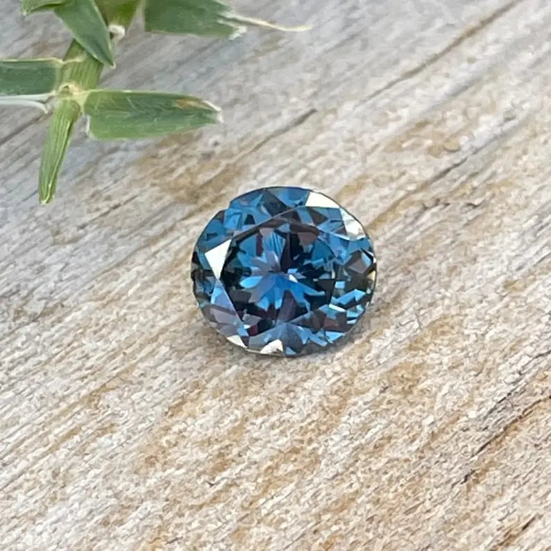 Natural Greyish Blue Sapphire gems-756e