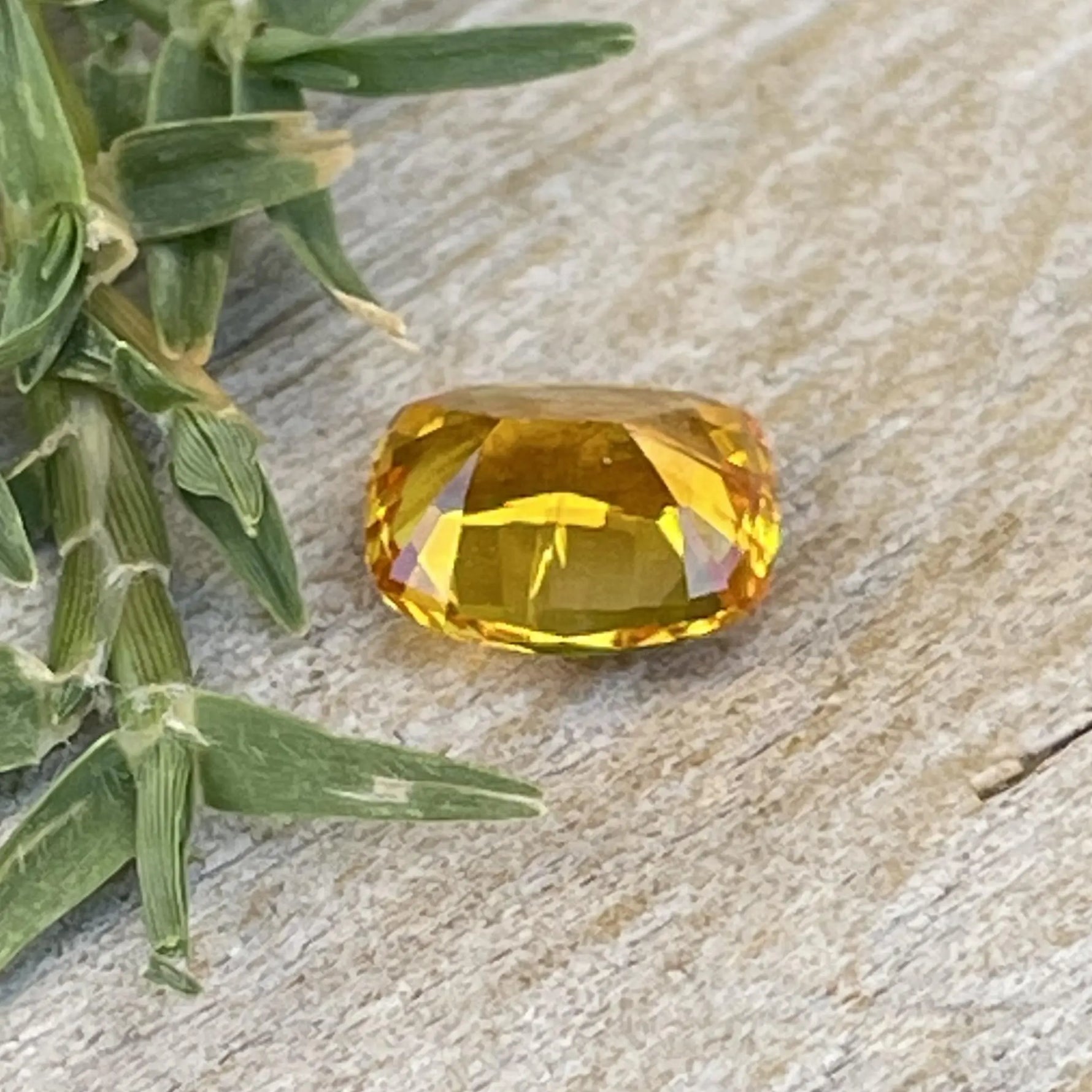 Natural Orangish Yellow Sapphire gems-756e