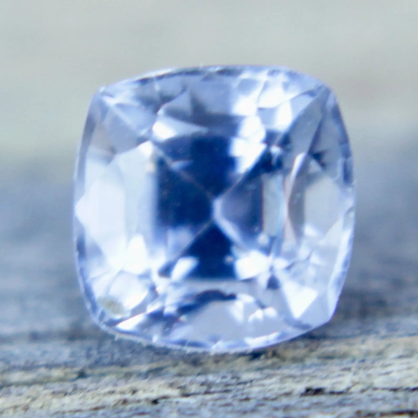 Natural Pale Blue Sapphire gems-756e