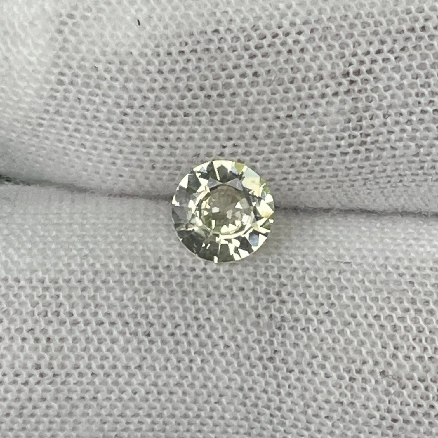 Natural Pale Yellow Sapphire gems-756e