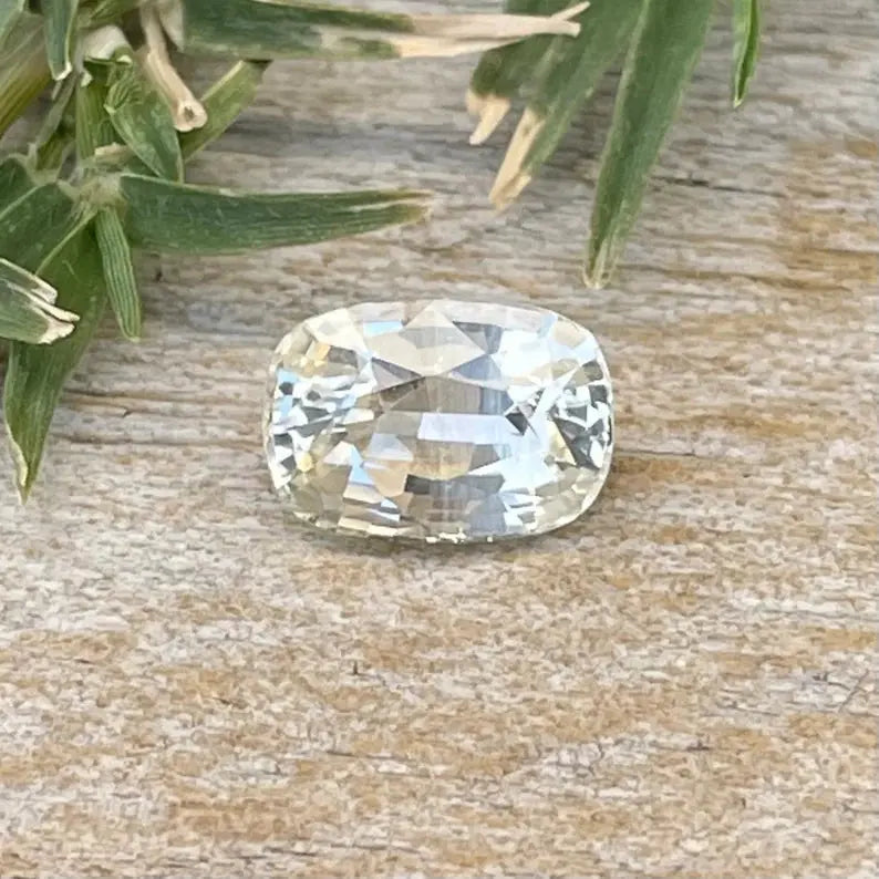 Natural Pale Yellow Sapphire gems-756e