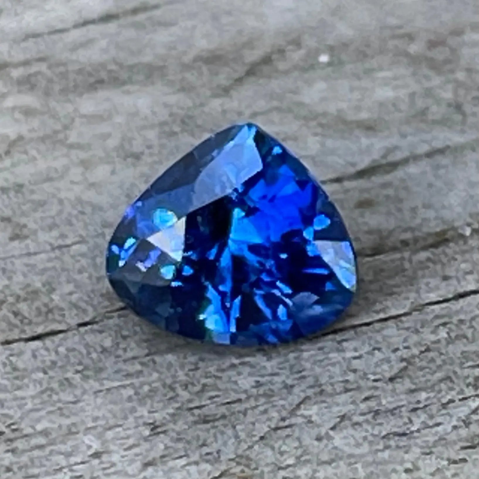 Natural Royal Blue Sapphire gems-756e