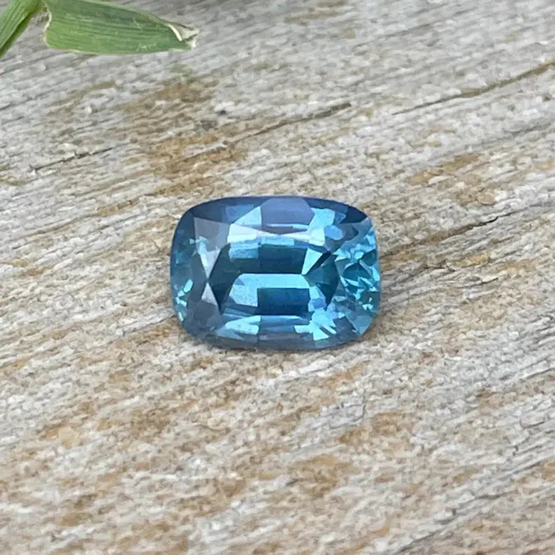 Natural Teal Blue Sapphire gems-756e