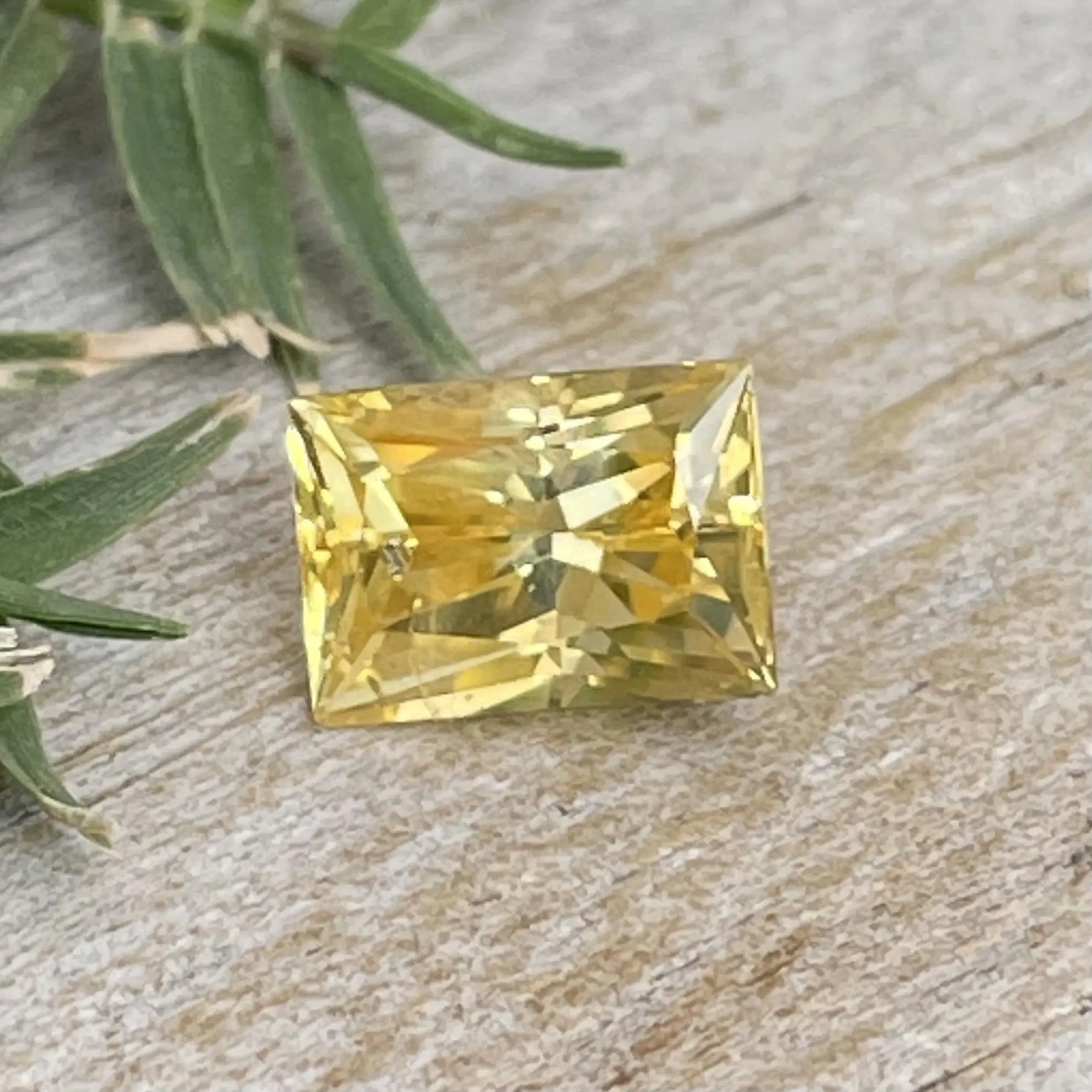 Natural Vivid Yellow Sapphire gems-756e