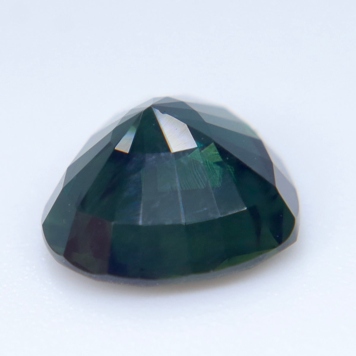 Side profile of 2.26ct green sapphire showing its 4.38 mm depth