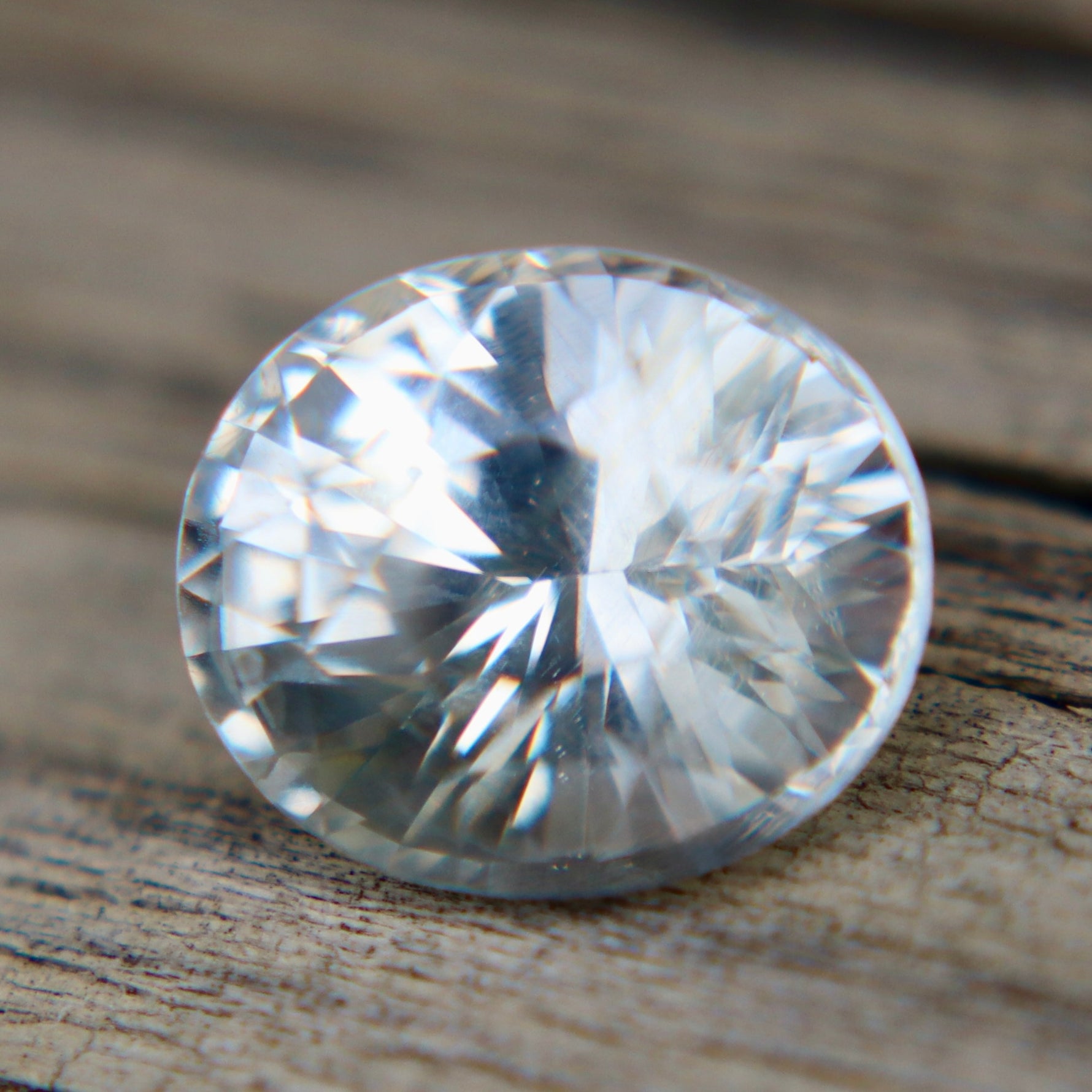 Colorless Ceylon sapphire gemstone for fine jewelry makers