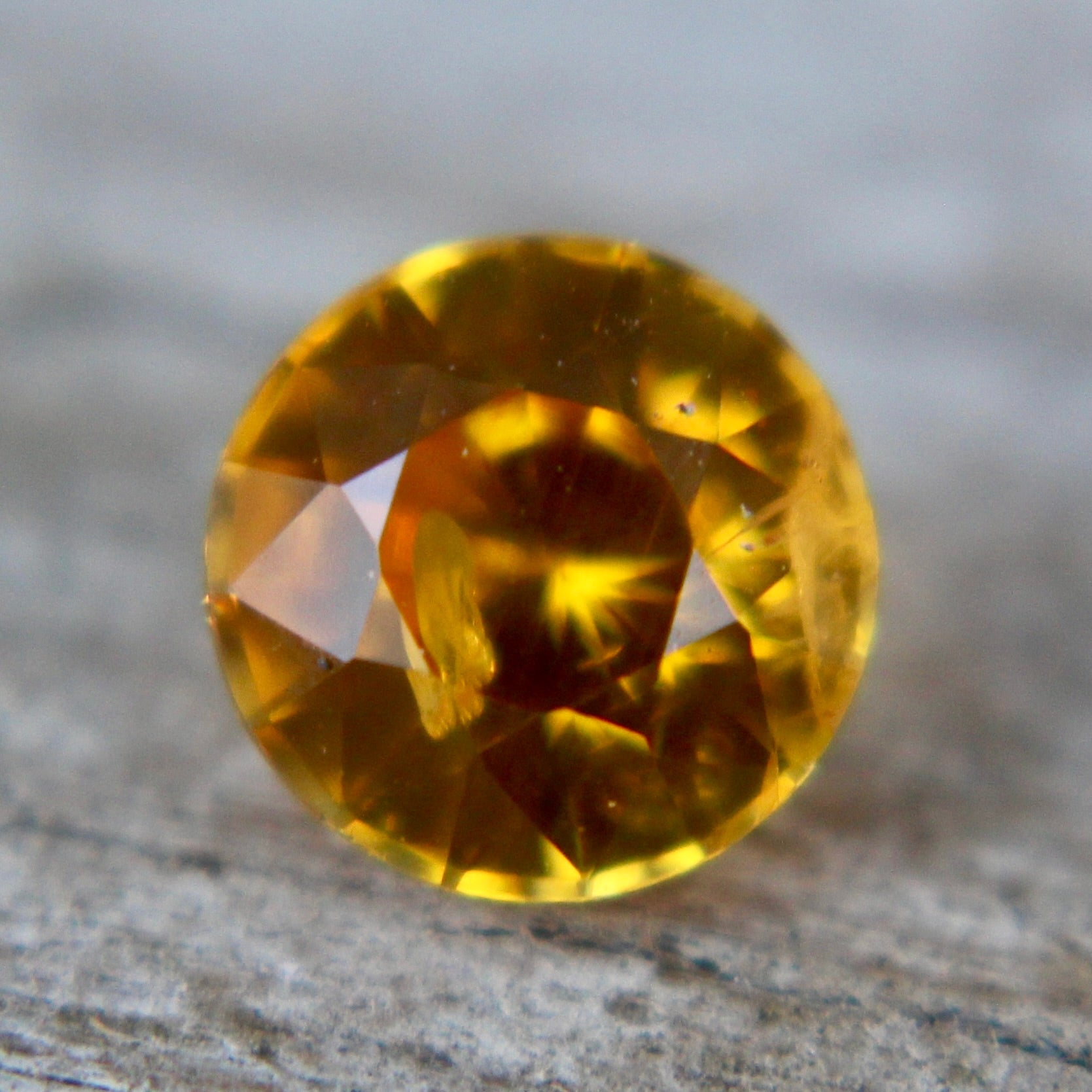 Earth-sourced round yellow sapphire from Ceylon at Sapphire Pal