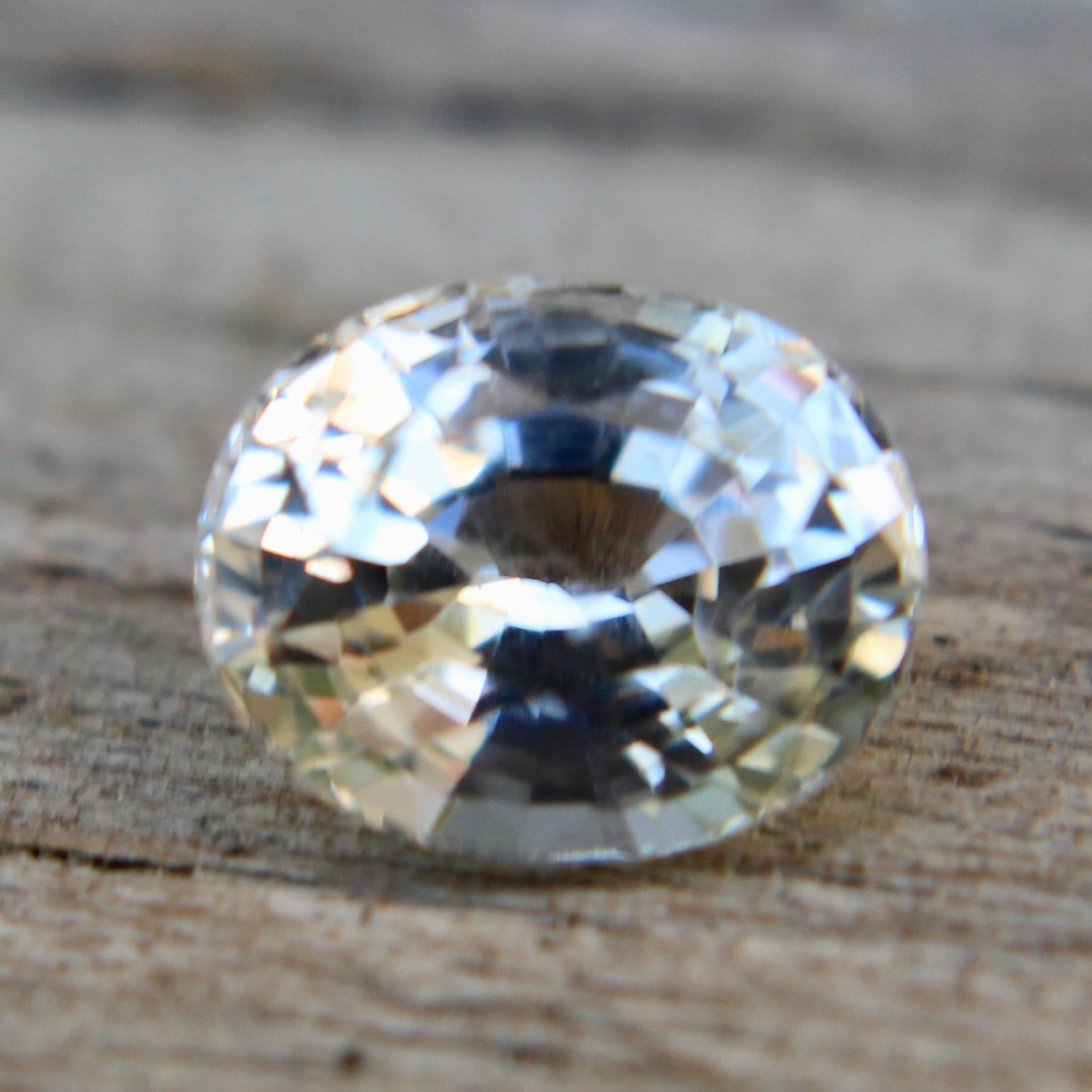 Side profile of heated yellow-champagne sapphire, oval cut, VS clarity