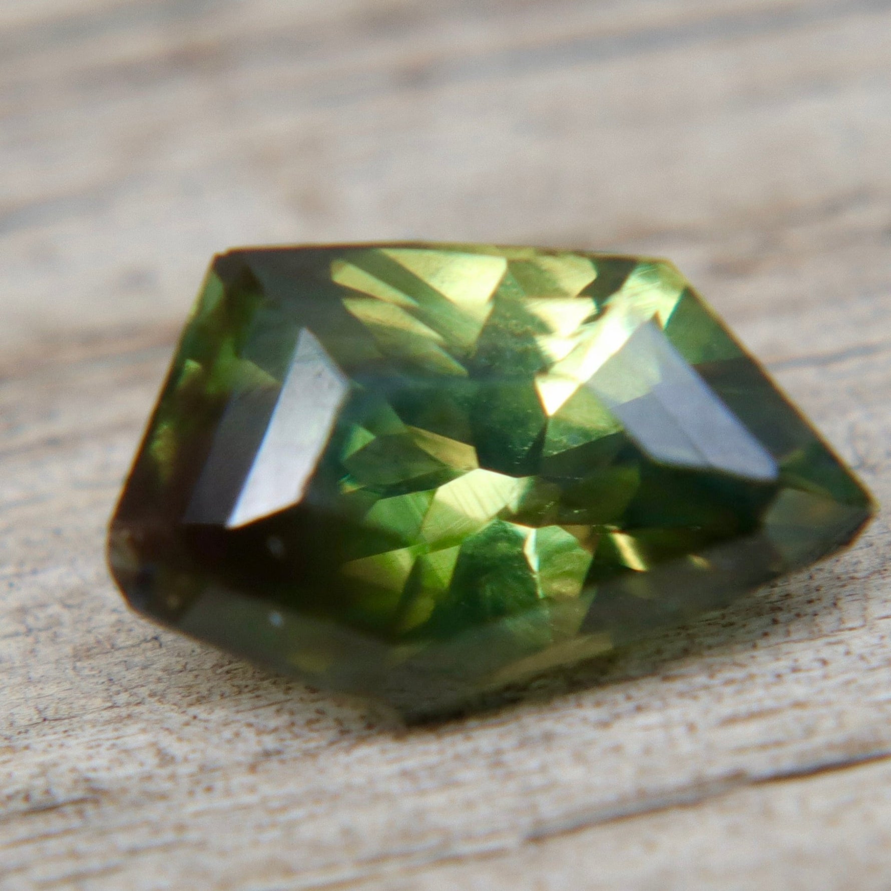 Natural Australian Parti Sapphire | Freeform Cut | 2.71 Carat - Sapphirepal