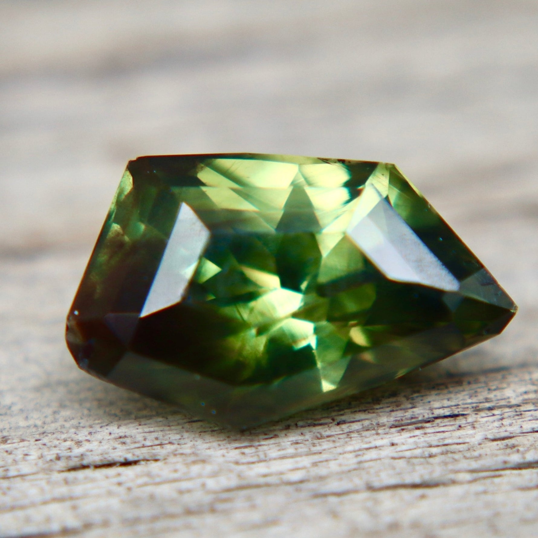 Natural Australian Parti Sapphire | Freeform Cut | 2.71 Carat - Sapphirepal