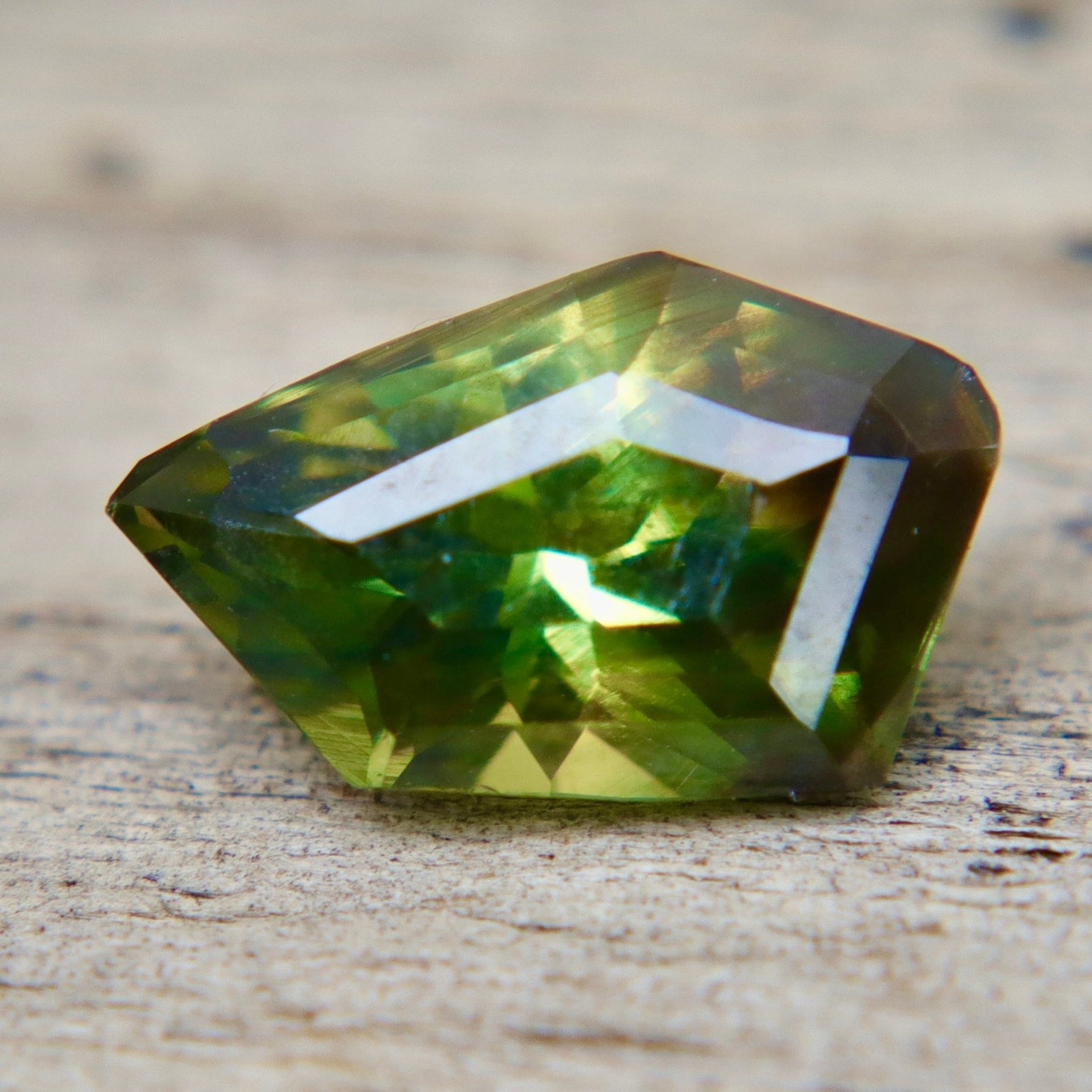 Natural Australian Parti Sapphire | Freeform Cut | 2.71 Carat - Sapphirepal