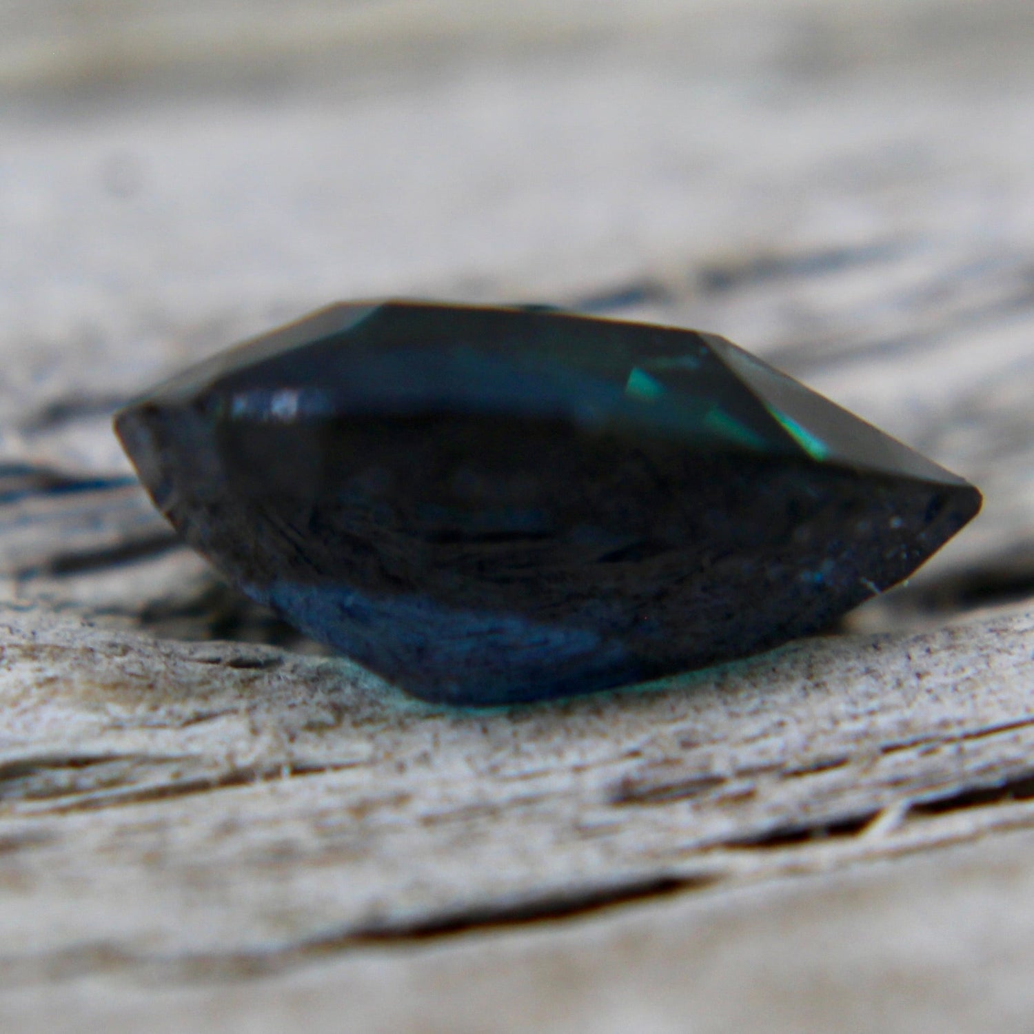 Teal blue green sapphire pear shape VS clarity faceted gemstone for jewelry