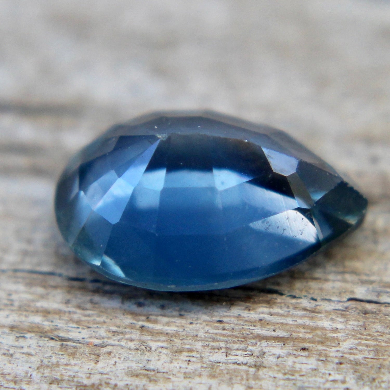 Face-up pear cut teal sapphire 7.04 × 4.85 × 3.15 mm