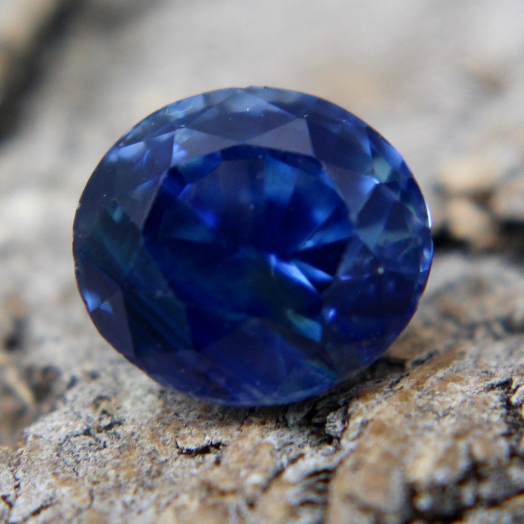 Side profile of oval sapphire showing depth and facets