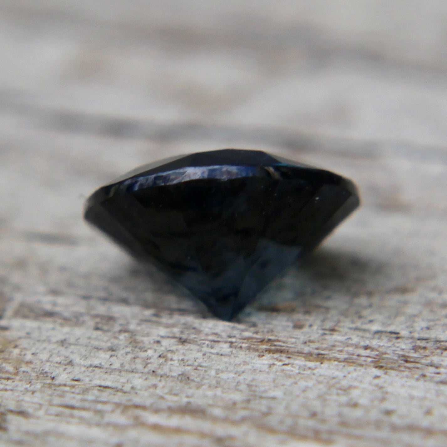 Round Cut untreated Spinel 0.83 carat from Ceylon