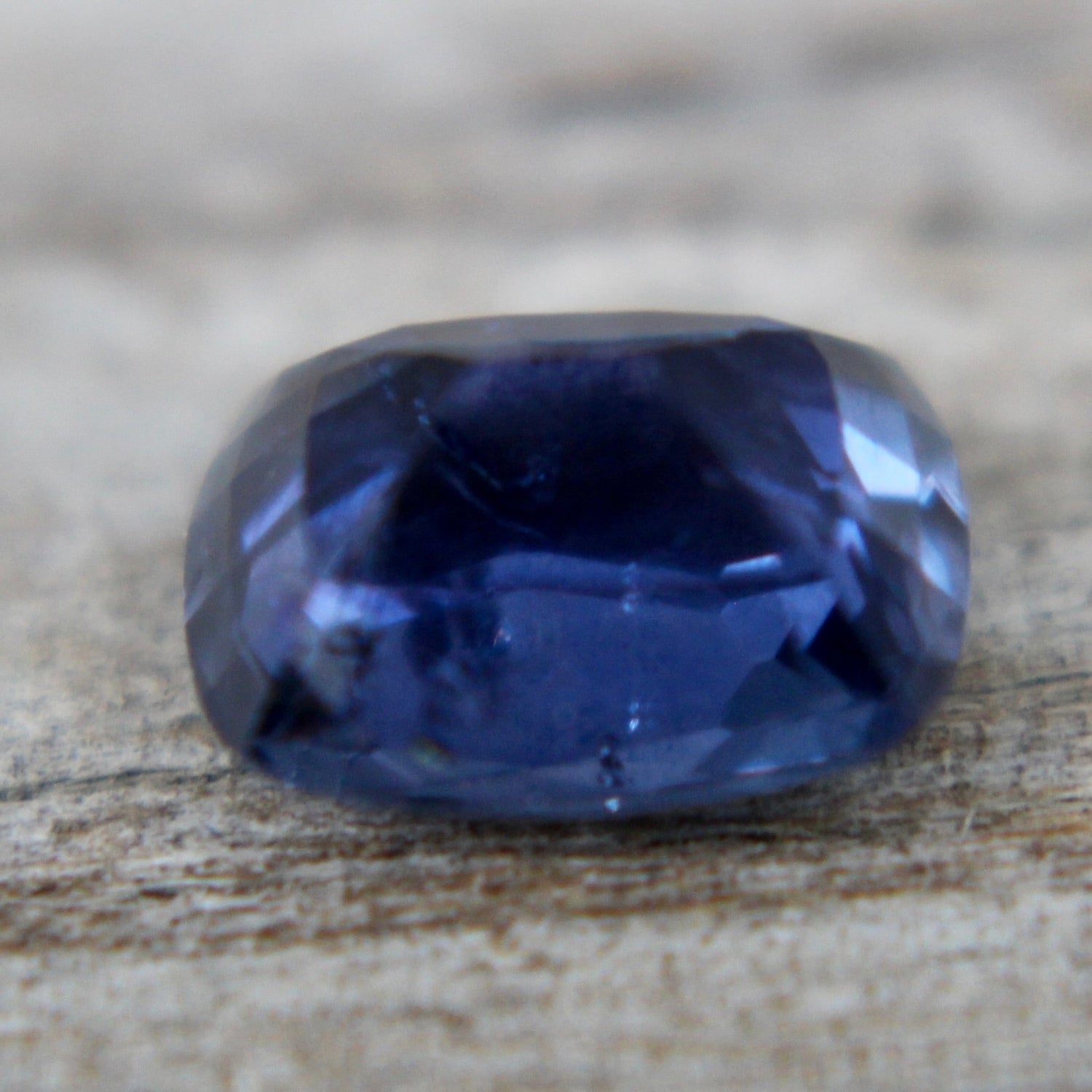 Cushion‑cut bluish purple sapphire 6.50×5.16 mm SI clarity loose gemstone for jewelry making