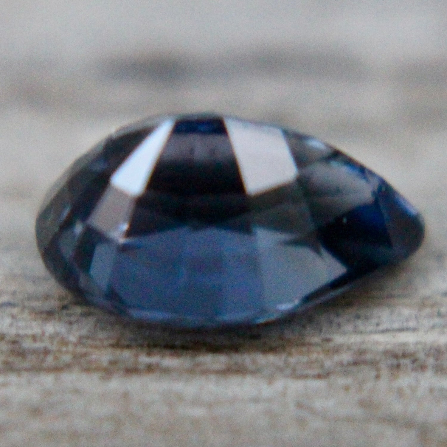 Pear‑cut bluish purple spinel 7.67×5.16 mm VVS clarity loose gemstone for jewellery making