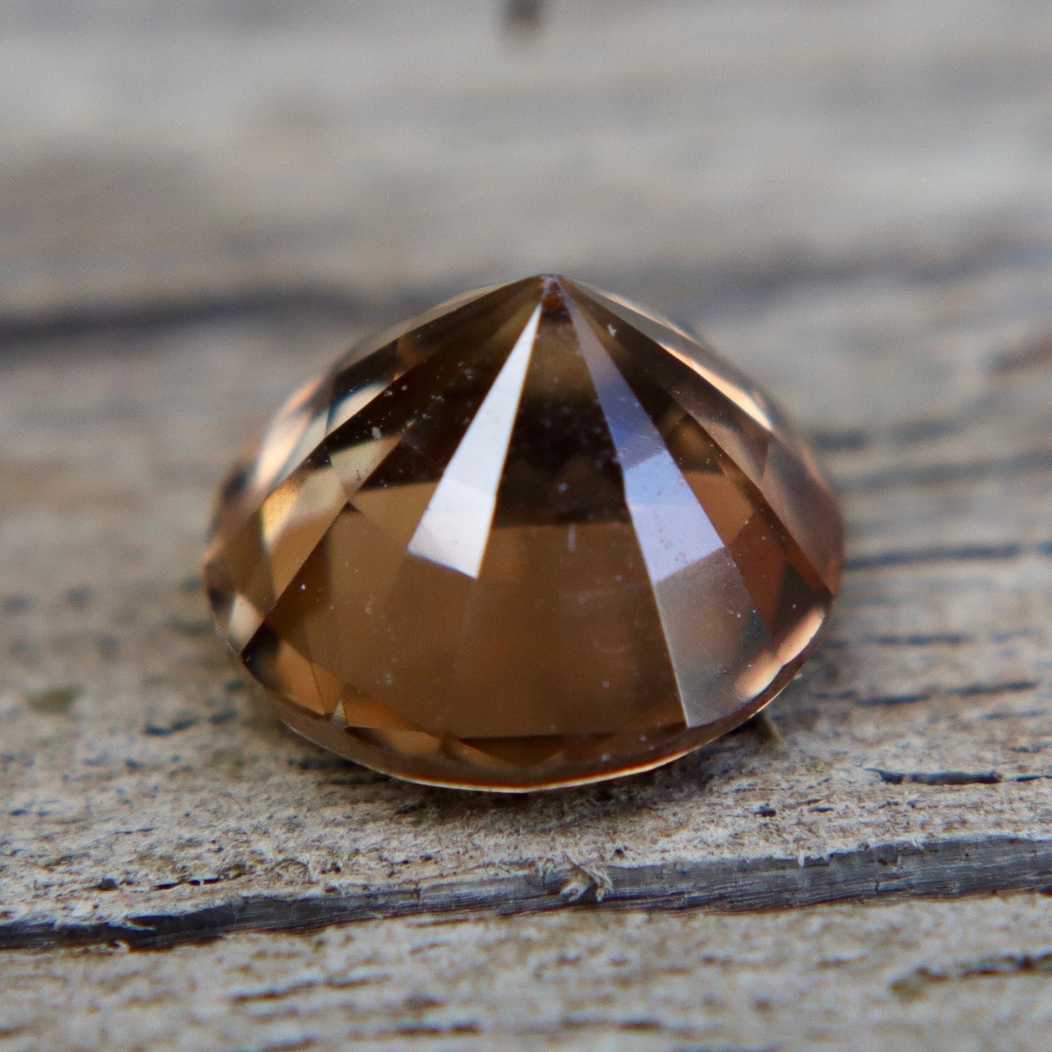 Ceylon brown zircon 6.44 × 6.44 × 4.51 mm – faceted round gem with high brilliance