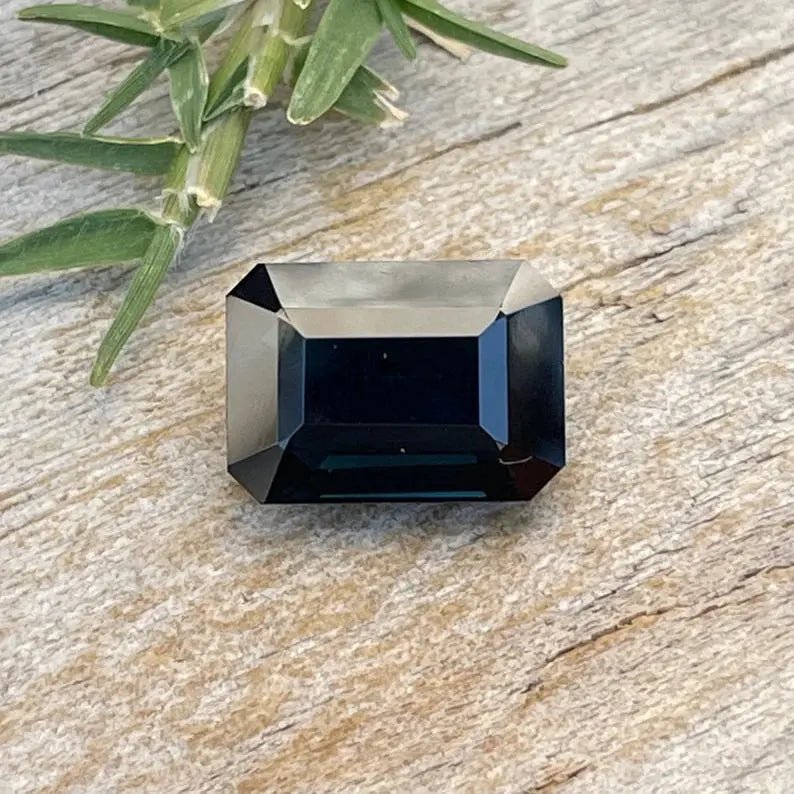 Natural Deep Blue Sapphire - Sapphirepal