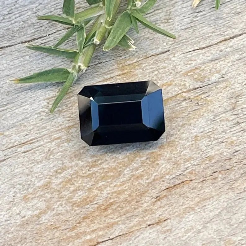 Natural Deep Blue Sapphire - Sapphirepal