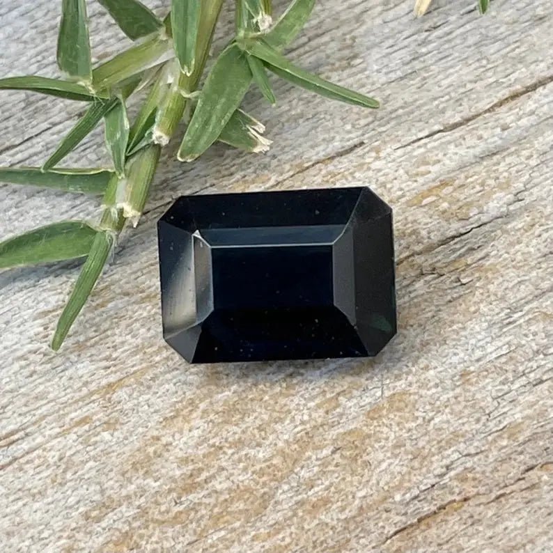 Natural Deep Blue Sapphire - Sapphirepal
