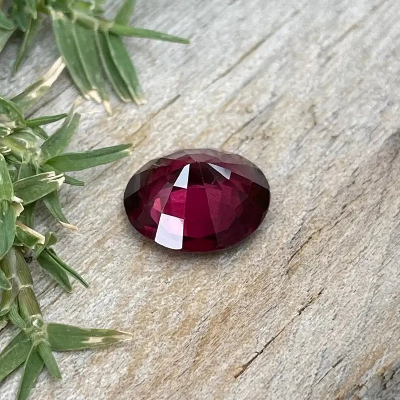 Large natural garnet gemstone 3.95ct for jewelry makers and collectors