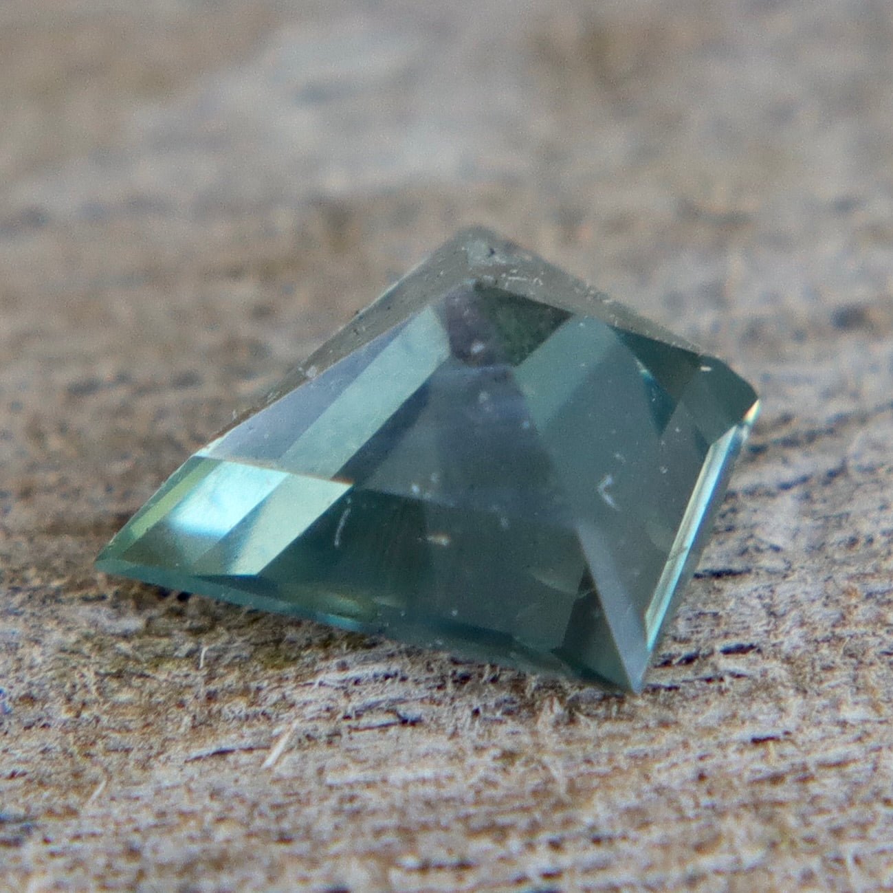 Natural Green Sapphire – 0.50 Ct Freeform Cut | Certified & Unheated - Sapphirepal