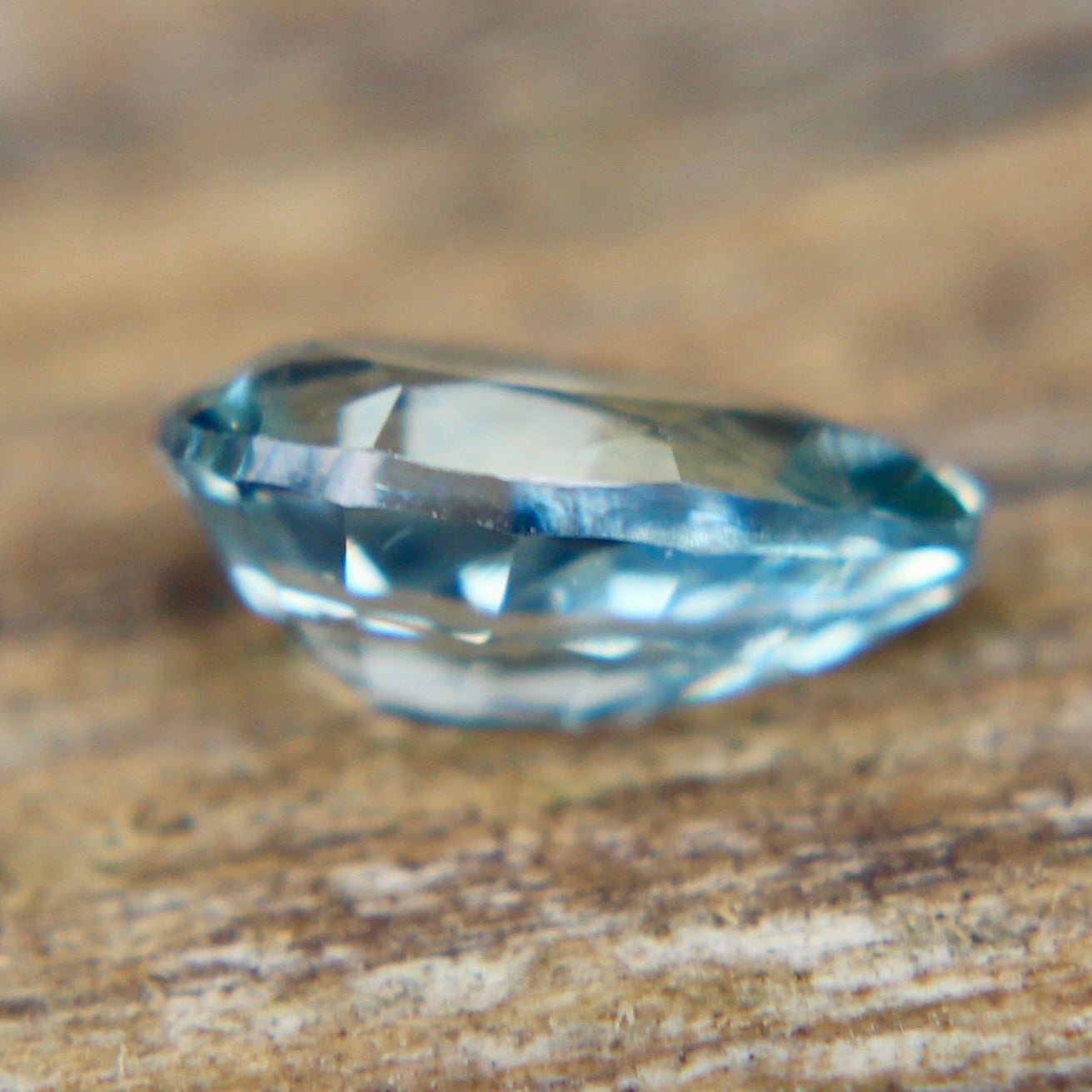 Loose green sapphire 0.70 carat VS clarity faceted pear cut for jewelry