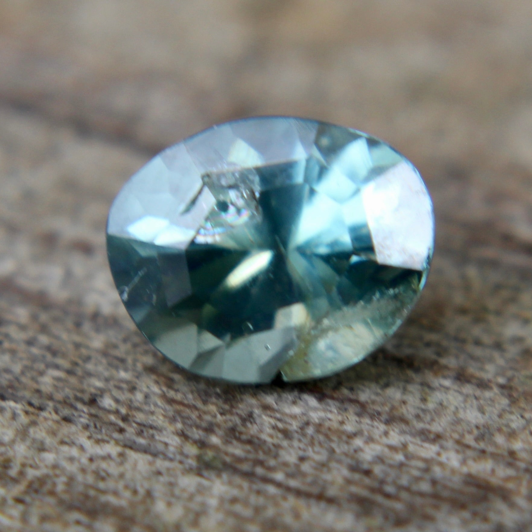 Loose green sapphire gemstone for jewellery designers