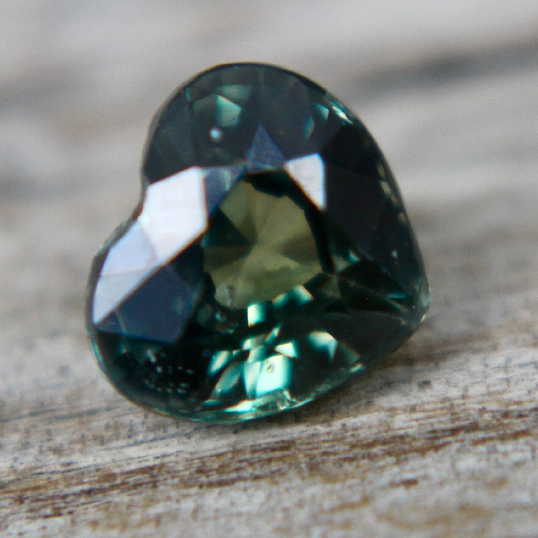 Natural Green Sapphire - Sapphirepal