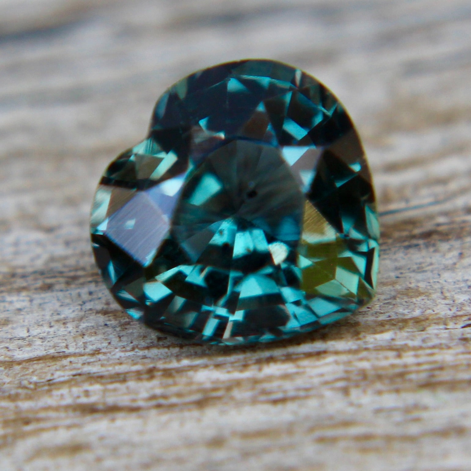 Natural Green Sapphire - Sapphirepal