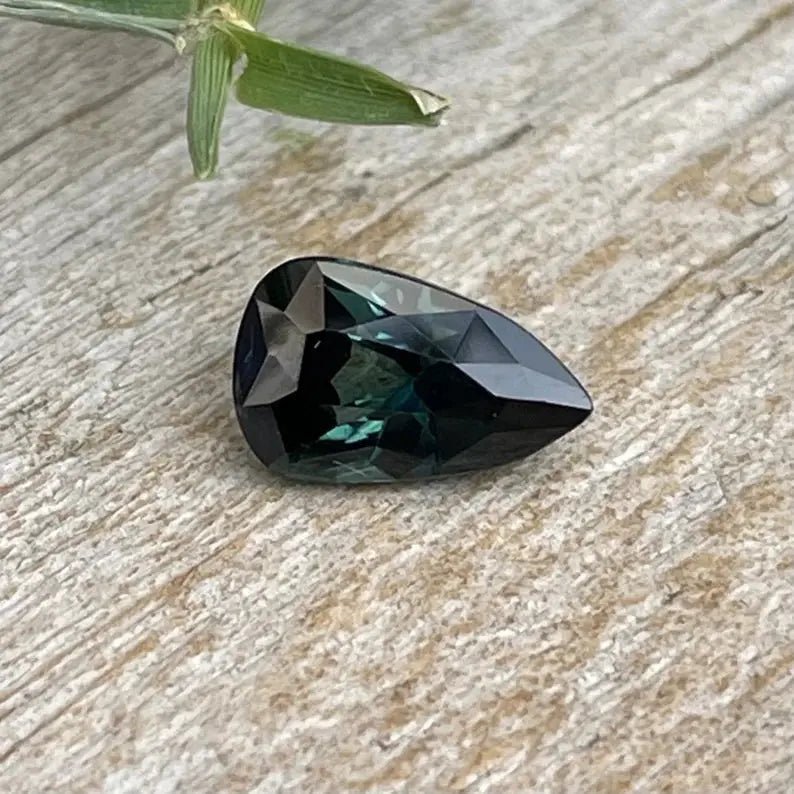 Natural Green Sapphire - Sapphirepal