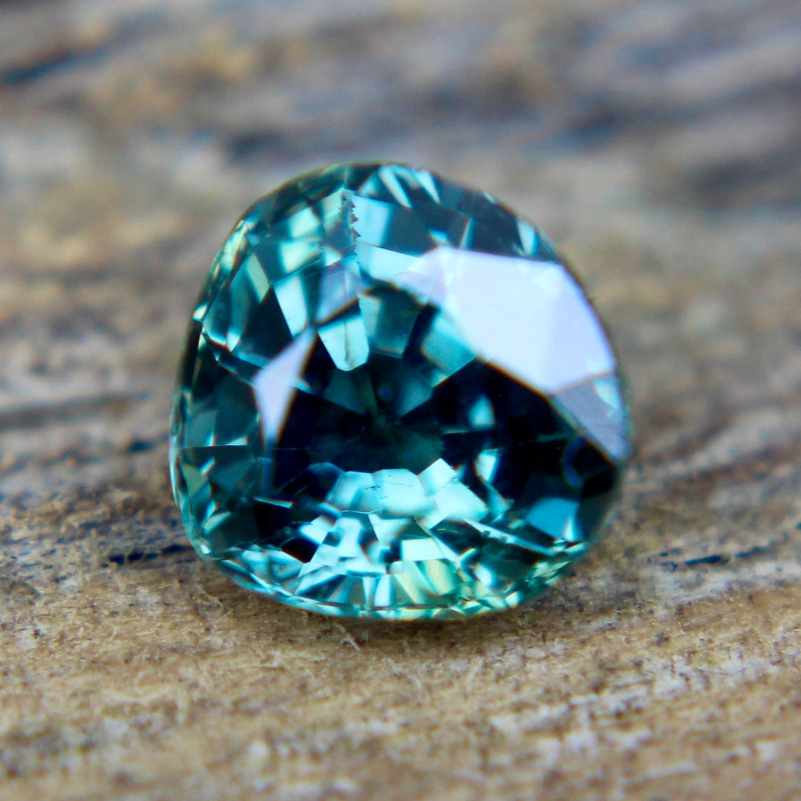 Natural Green Sapphire - Sapphirepal