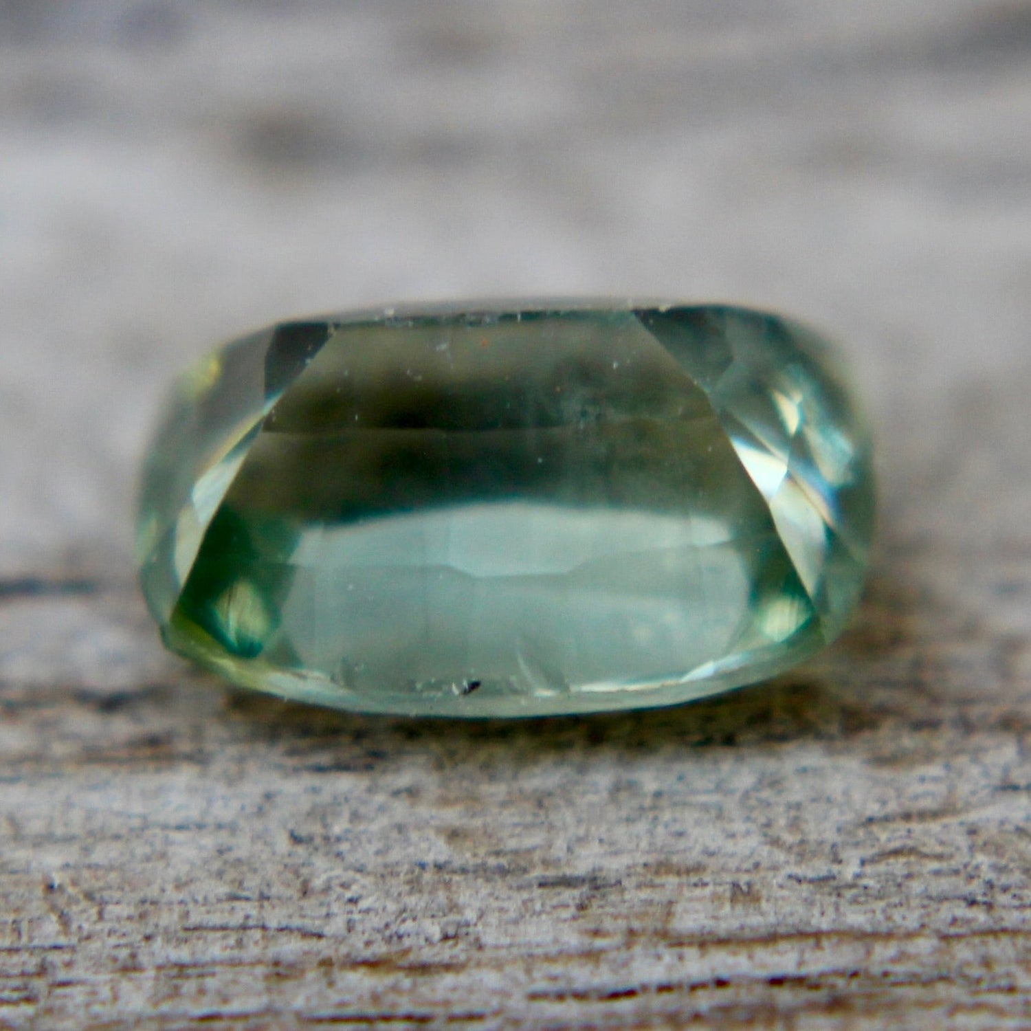 Loose green sapphire 6.04x4.19 mm VS clarity cushion faceted stone