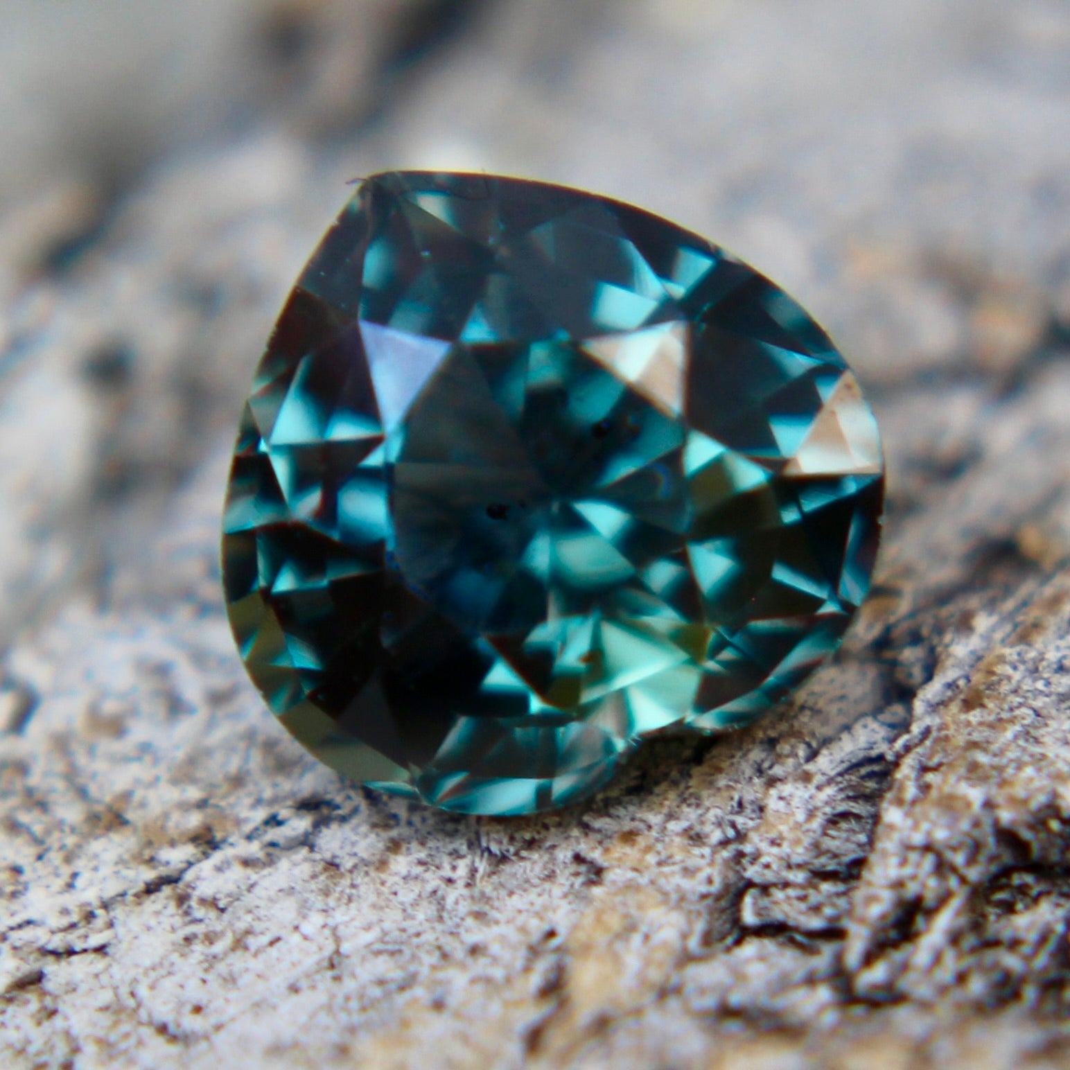 Natural Green Sapphire - Sapphirepal