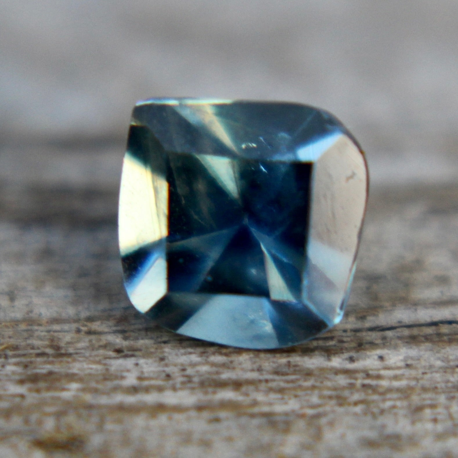 Earth mined green sapphire 0.43ct gemstone for ring setting