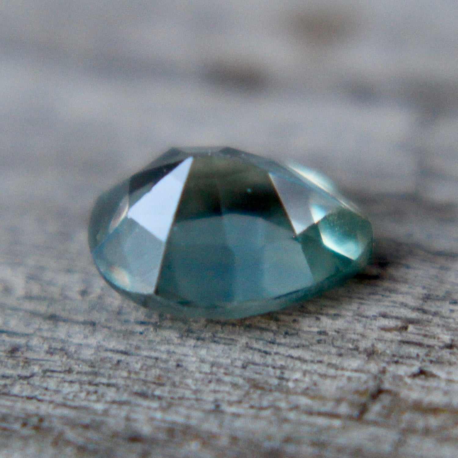 Faceted green sapphire VS clarity for fine jewelry settings