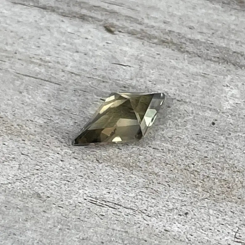 Natural Greenish Yellow Sapphire - Sapphirepal