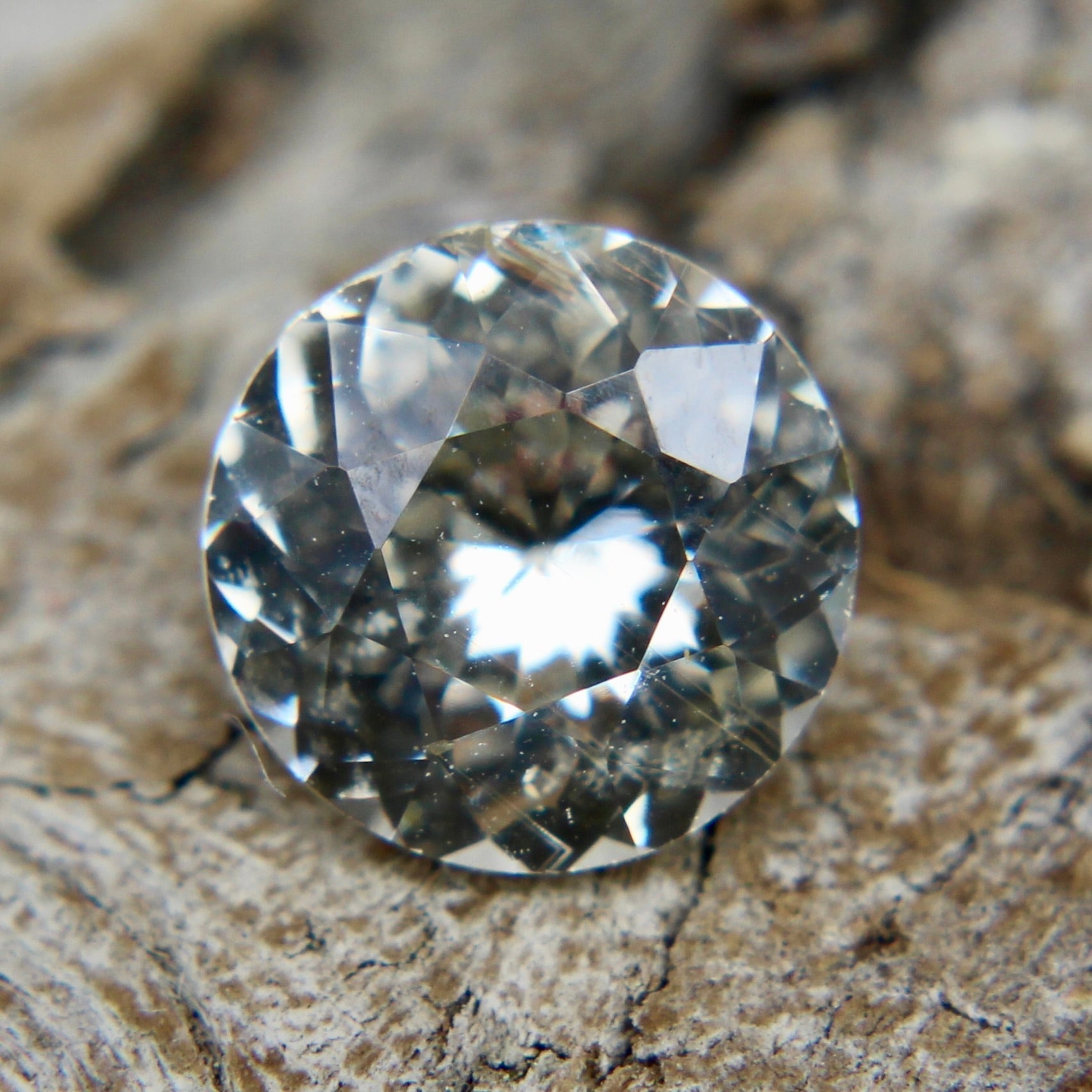 Natural Pale Champagne Sapphire Round Cut 1.19 Carat from Ceylon – Unheated and VS Clarity