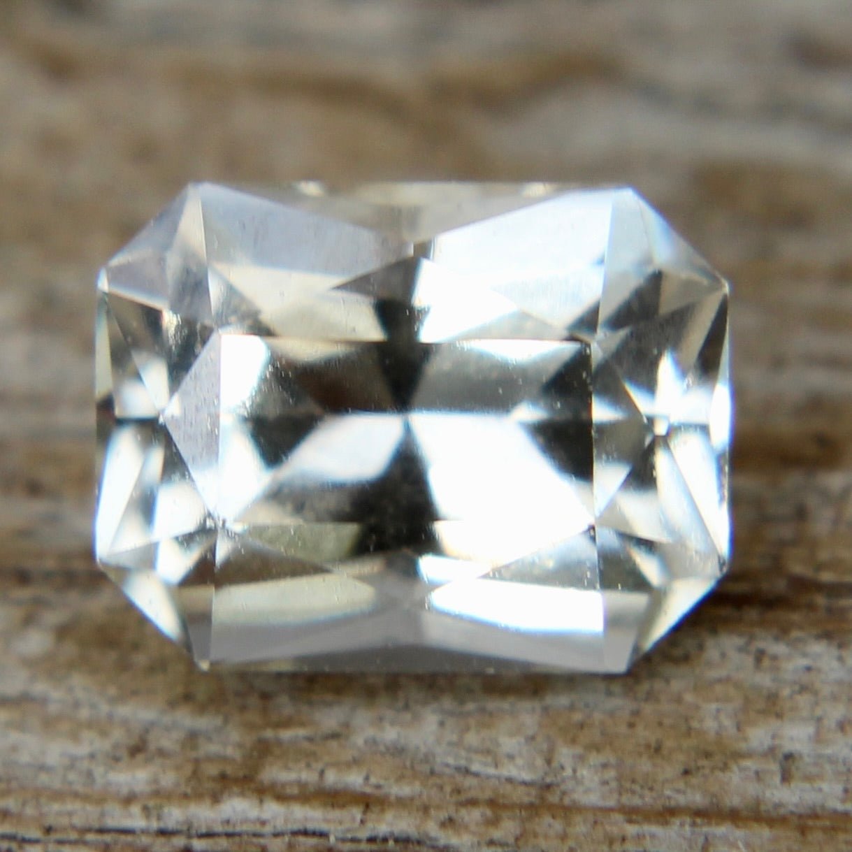 Eye clean pale yellow sapphire stone ideal for engagement ring design